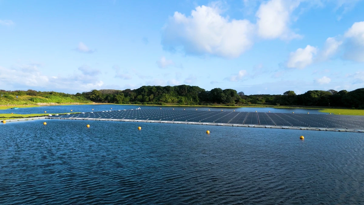 Espelho d'água no Açude do Xaréu recebeu placas solares que ajudam na geração energética e reduzem a evaporação da água  por Divulgação Neoenergia