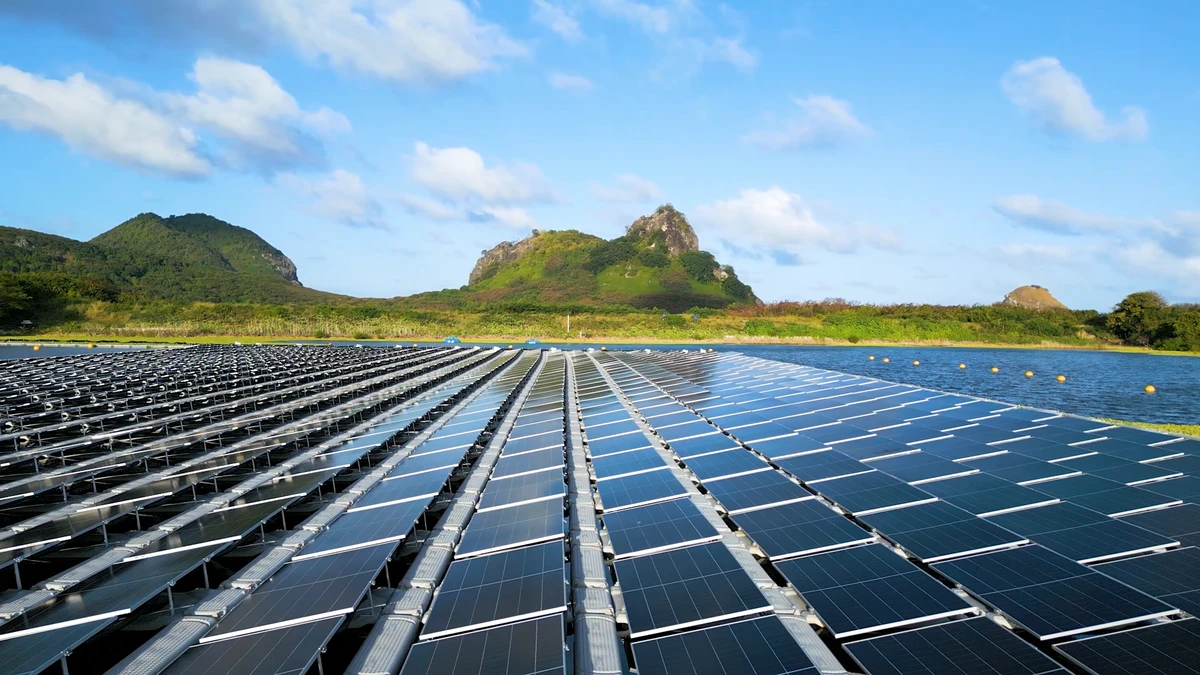 Espelho d'água no Açude do Xaréu recebeu placas solares que ajudam na geração energética e reduzem a evaporação da água  por Divulgação Neoenergia
