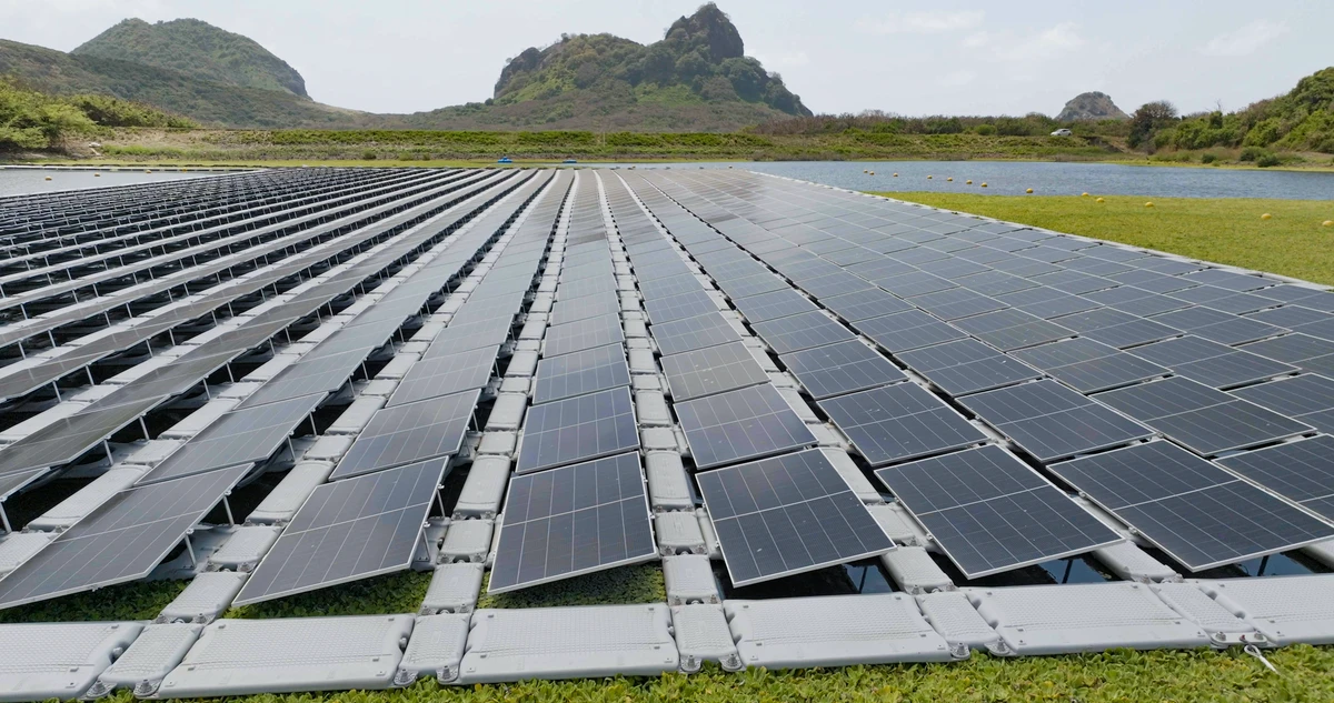 Espelho d'água no Açude do Xaréu recebeu placas solares que ajudam na geração energética e reduzem a evaporação da água  por Divulgação Neoenergia