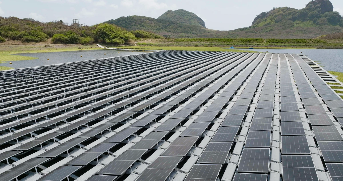 Espelho d'água no Açude do Xaréu recebeu placas solares que ajudam na geração energética e reduzem a evaporação da água  por Divulgação Neoenergia