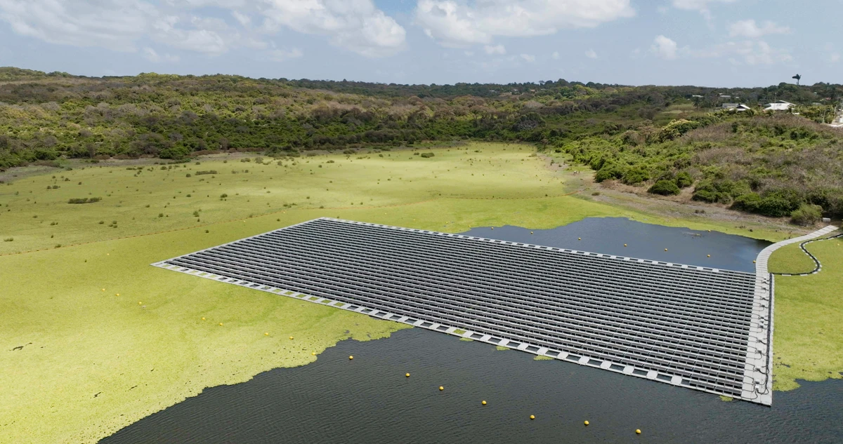 Espelho d'água no Açude do Xaréu recebeu placas solares que ajudam na geração energética e reduzem a evaporação da água  por Divulgação Neoenergia