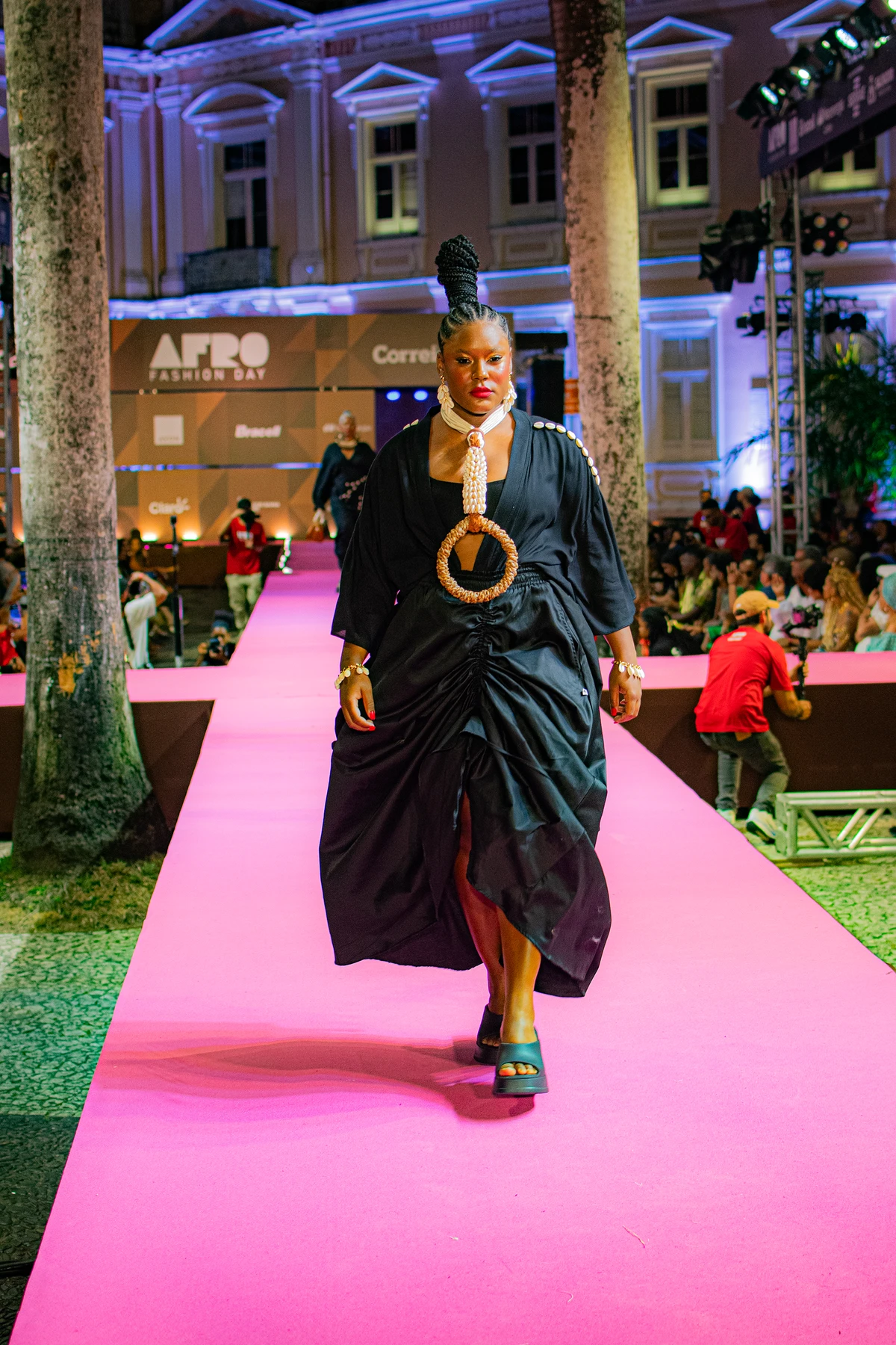 a por Lucas Assis e Tati Freitas