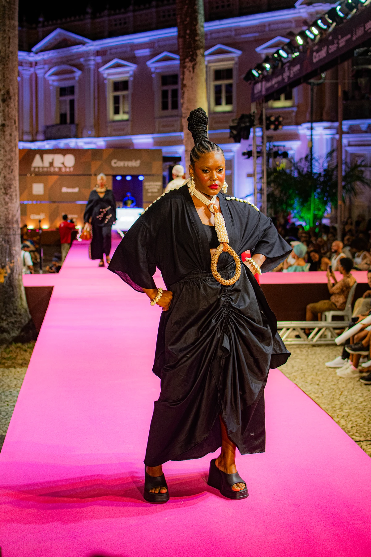 a por Lucas Assis e Tati Freitas