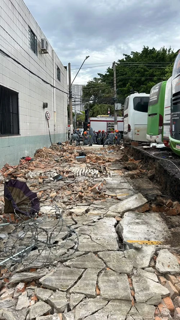 Ônibus derrubou muro na rua Vieira Martins, no Brás por Reprodução/TV Globo
