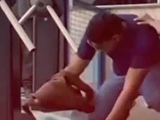 Imagem - Candidato é empurrado por baixo de portão para fazer Enem segundos antes do fechamento