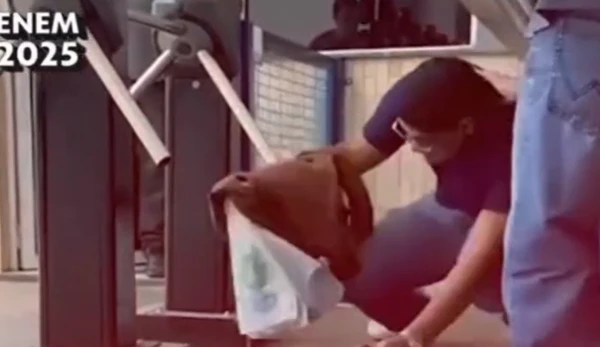 Candidato é empurrado e consegue fazer o Enem por Reprodução