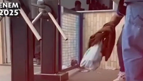 Candidato é empurrado e consegue fazer o Enem por Reprodução