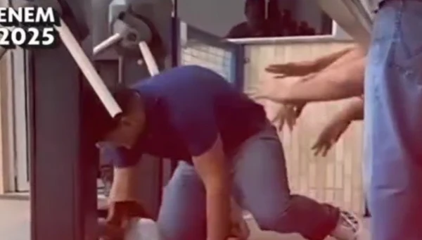 Candidato é empurrado e consegue fazer o Enem por Reprodução