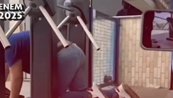 Candidato é empurrado e consegue fazer o Enem por Reprodução