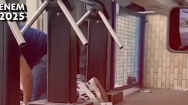 Candidato é empurrado e consegue fazer o Enem por Reprodução