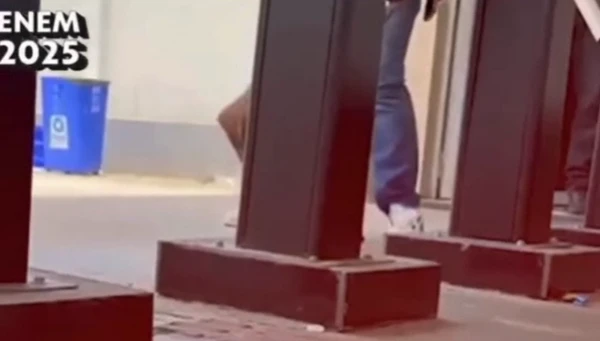 Candidato é empurrado e consegue fazer o Enem por Reprodução