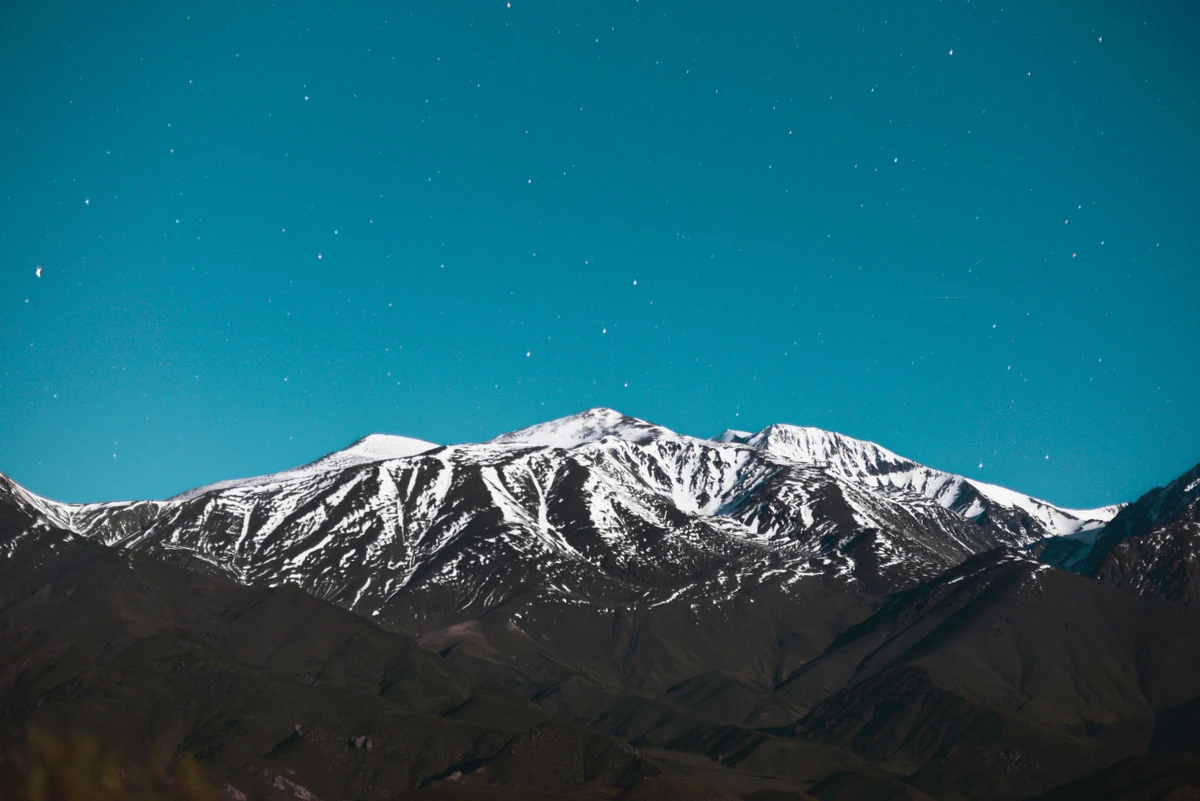 1946 - Um terremoto de magnitude 6,9 na Cordilheira dos Andes peruanos mata pelo menos 1 400 pessoas por Shutterstock