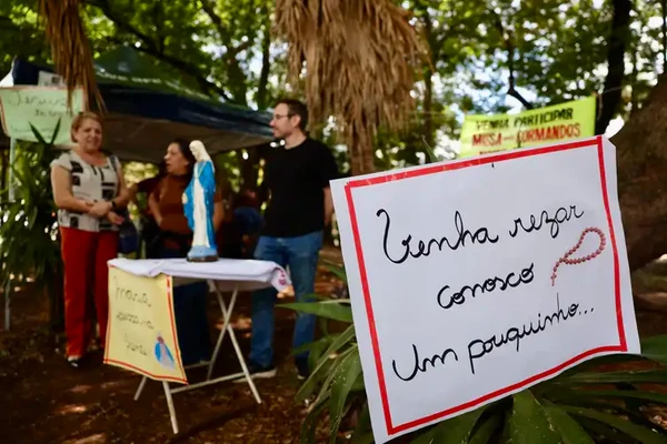 Grupo de oração Legião de Maria, da Paróquia Nossa Senhora das Dores, do Cruzeiro Velho, oferece benção e oração para candidatos  por Fabio Rodrigues-Pozzebom/ Agência Brasil