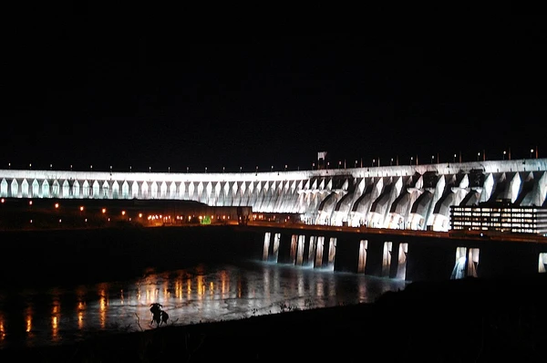 2009 - Uma falha na Usina de Itaipu provoca apagão que deixa regiões do Brasil e do Paraguai sem energia durante a noite e parte da madrugada por Carlos Benitez