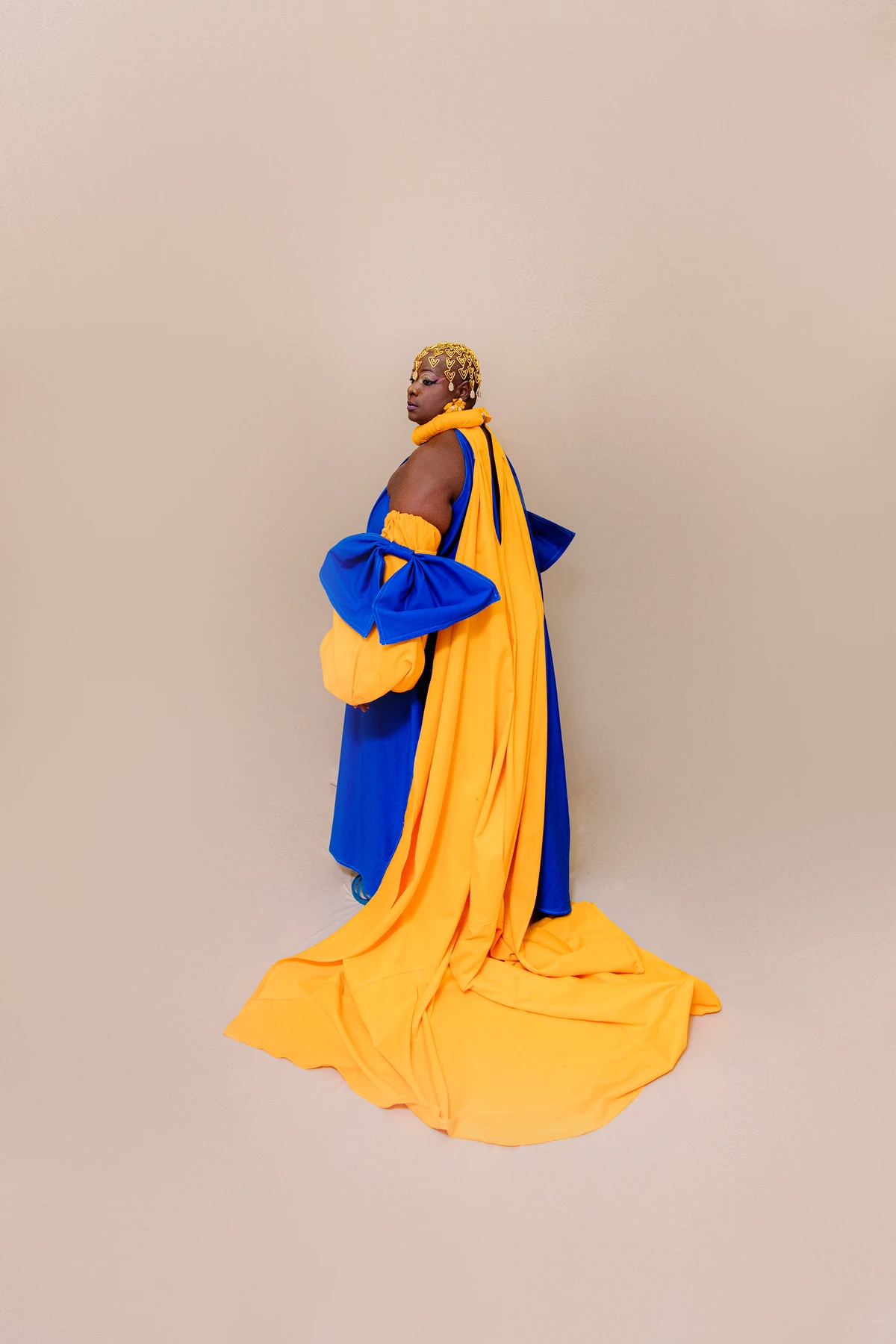 Look Lourrani Baas (@lourranibaas). Brincos: By Aninha (@byaninhamimoseacessorios). Acessóriode cabeça: Fios de África (@fiosdeafrica). Calçado: Melissa (@clubemelissasalvadorshopping). Modelo: Simone Costa (@simonecosta plus) por Lucas Assis