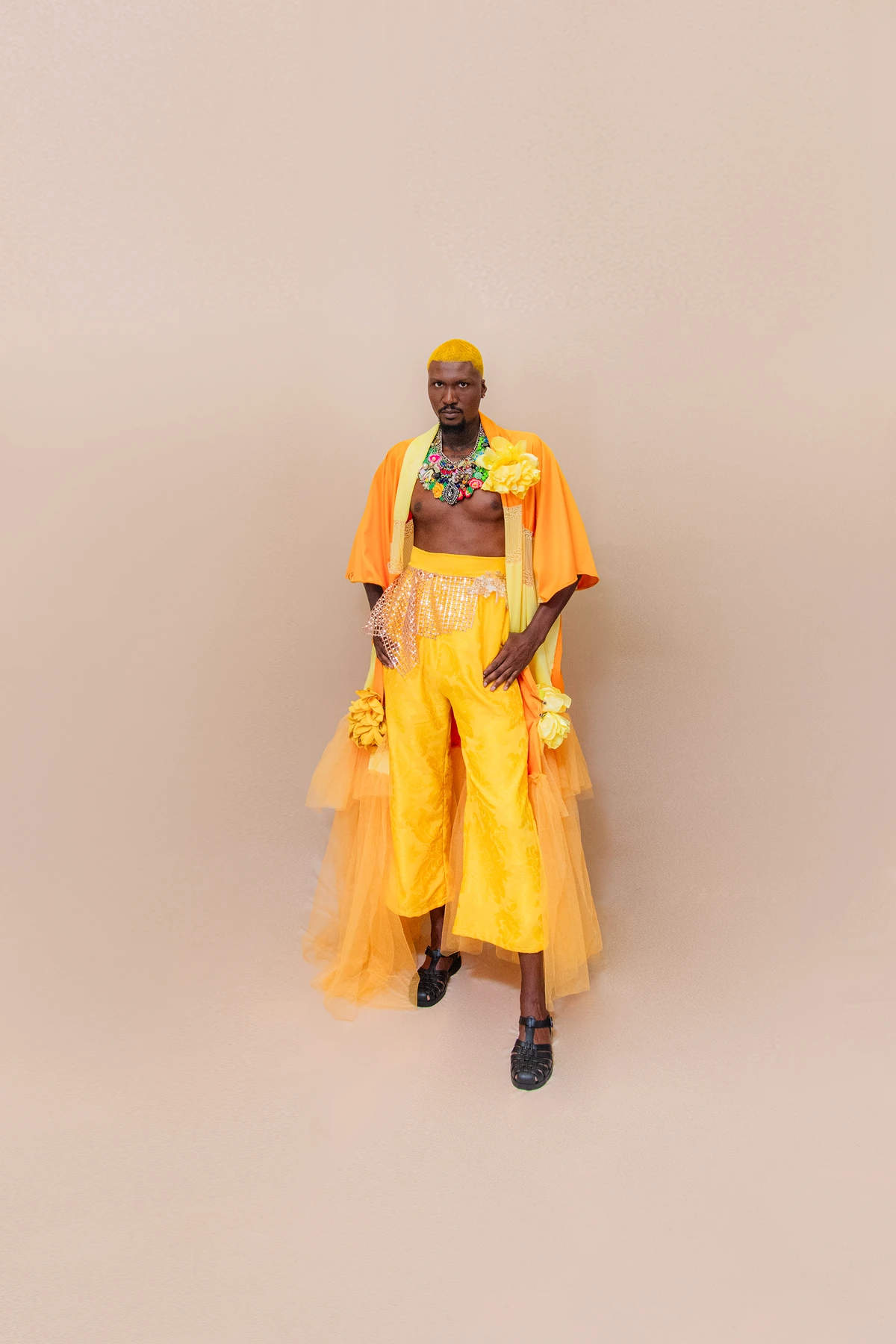 Look Rey Vilas Boas (@rey.vilasboas). Acessórios: Kelba Deluxe (@kelbadeluxe). Calçado: Melissa (@clubemelissasalvadorshopping). Modelo: Rafael Menezes (@afrobique) por Lucas Assis