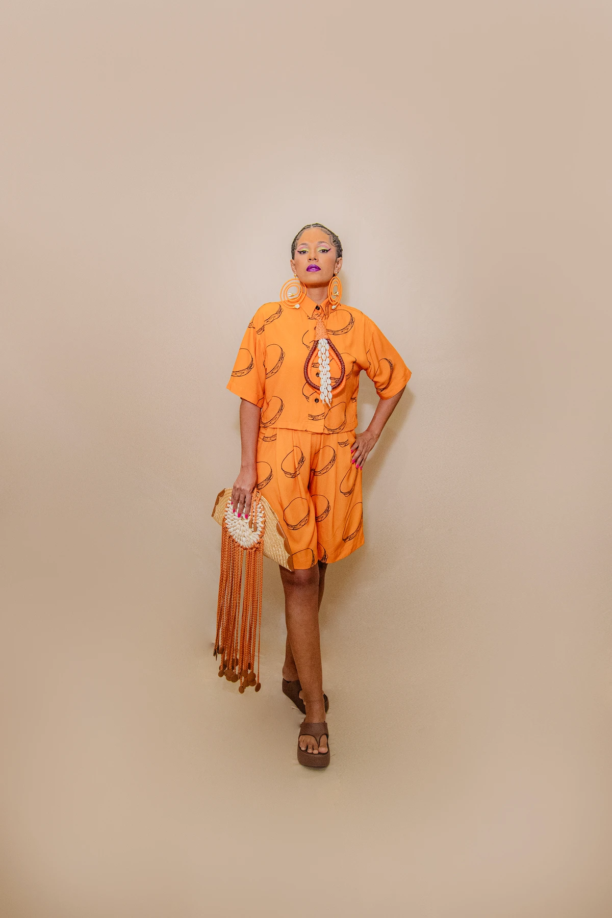 Look Balbina (@sejabalbina). Acessórios: Brinco TáBomPraVocê (@tabompravoce), colar e bolsa Janaína Rodrigues (@jnarodrigues). Calçado: Melissa (@clubemelissasalvadorshopping). Modelo: Fabiana Pereira (@fabiana_luapereira) por Lucas Assis