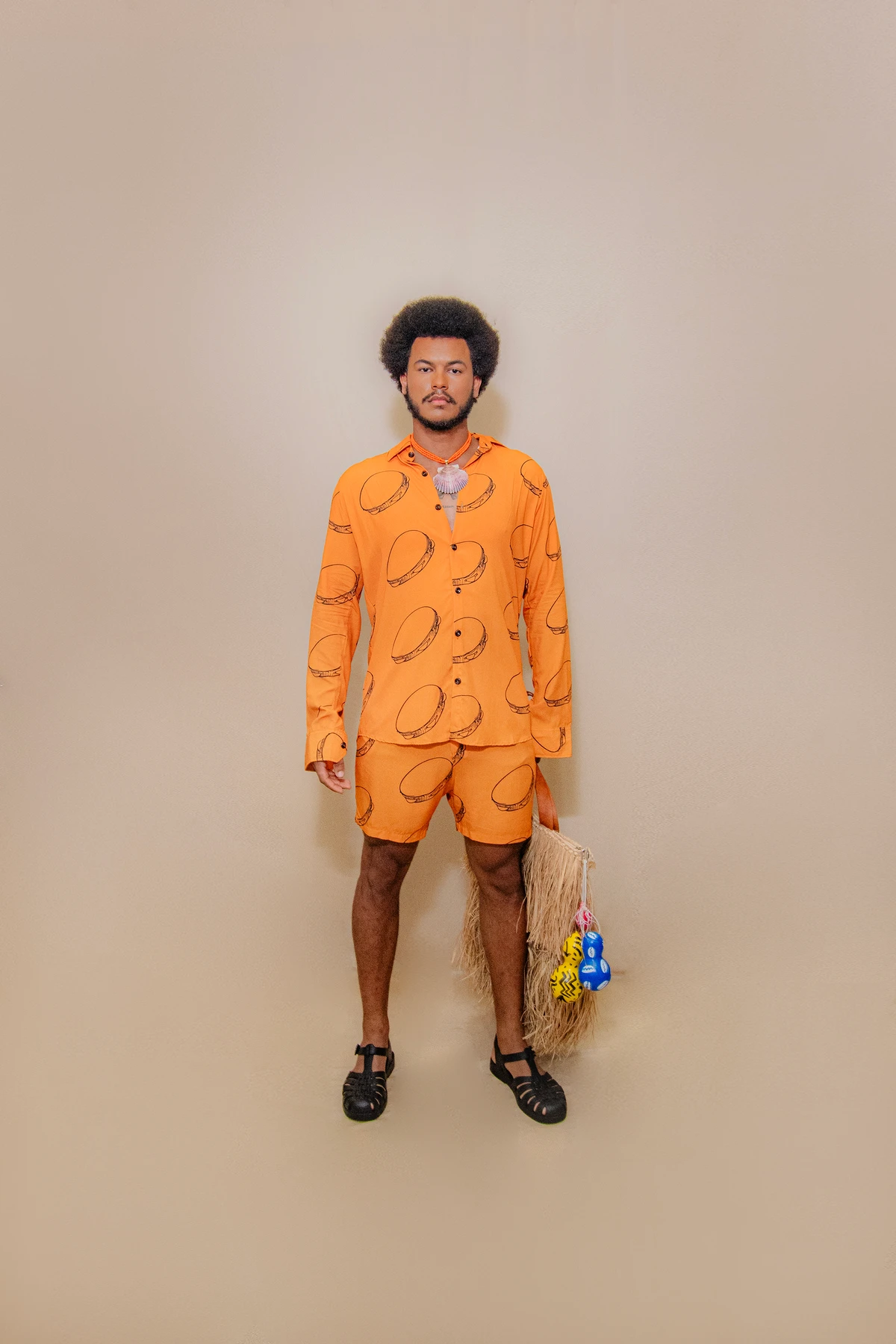 Look Moab (@moab___). Acessórios: Colar Janaína Rodrigues (@jnarodrigues) e bolsa Divino Ammor (@divinoammor). Calçado: Melissa (@clubemelissasalvadorshopping). Modelo: Otto França (@ottoverazz) por Lucas Assis