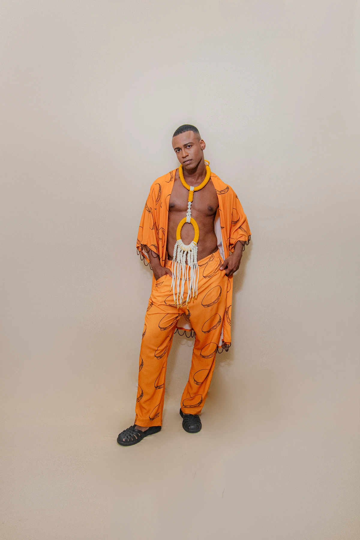 Look Moab (@moab___). Acessórios: Colar Janaína Rodrigues (@jnarodrigues). Calçado: Melissa (@clubemelissasalvadorshopping). Modelo: Matheus Gonçalves (@matheusgoncalvessal)  por Lucas Assis