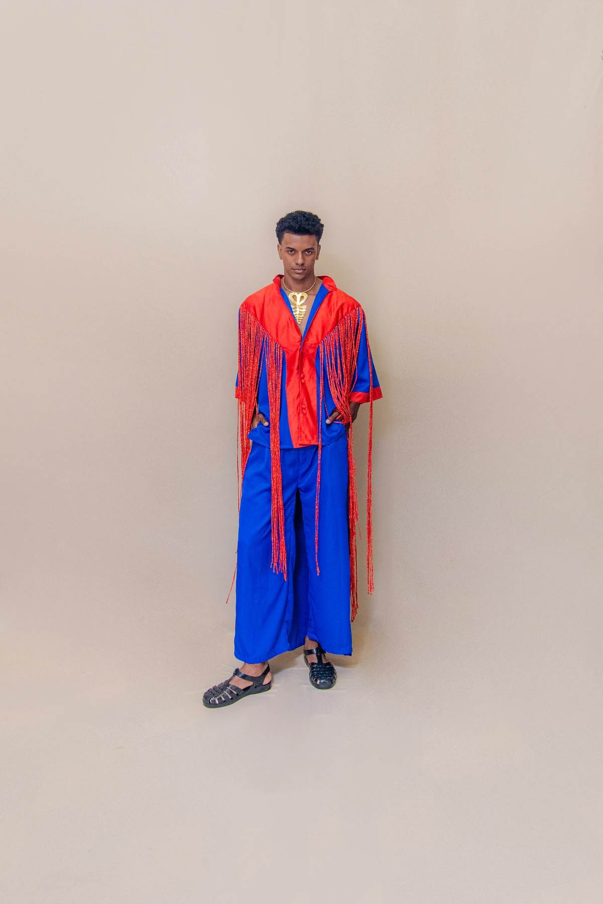 Look Incid (@incidbrasil). Acessórios: By Aninha (@byaninhamimoseacessorios). Calçado: Melissa (@clubemelissasalvadorshopping). Modelo: José Eduardo (@edurxss) por Lucas Assis