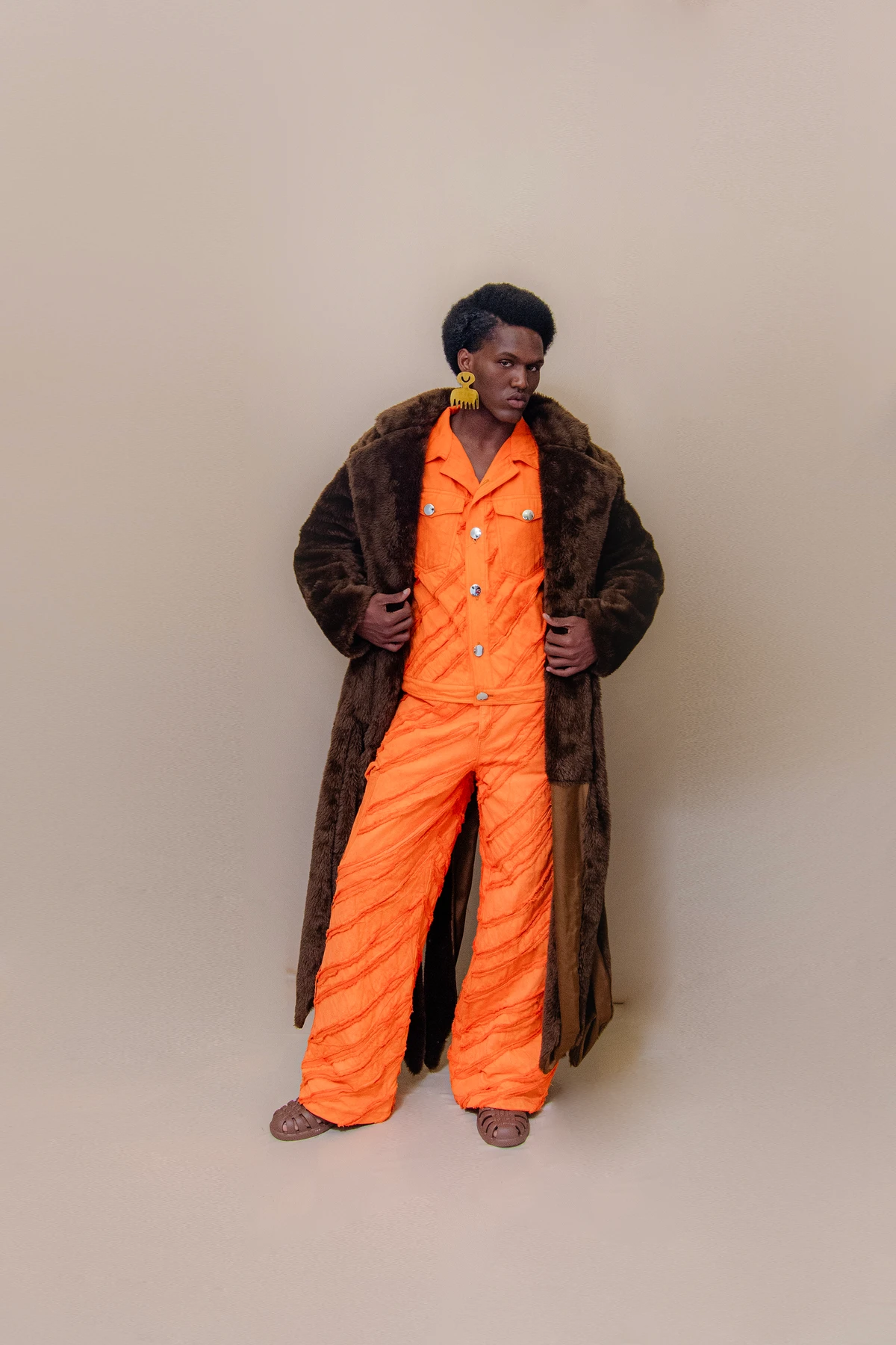 Look Uanga (@uanga_). Acessórios: Brinco By Aninha (@byaninhamimoseacessorios). Calçado: Melissa (@clubemelissasalvadorshopping). Modelo: Arthur Soares (@arthureszn)
 por Lucas Assis