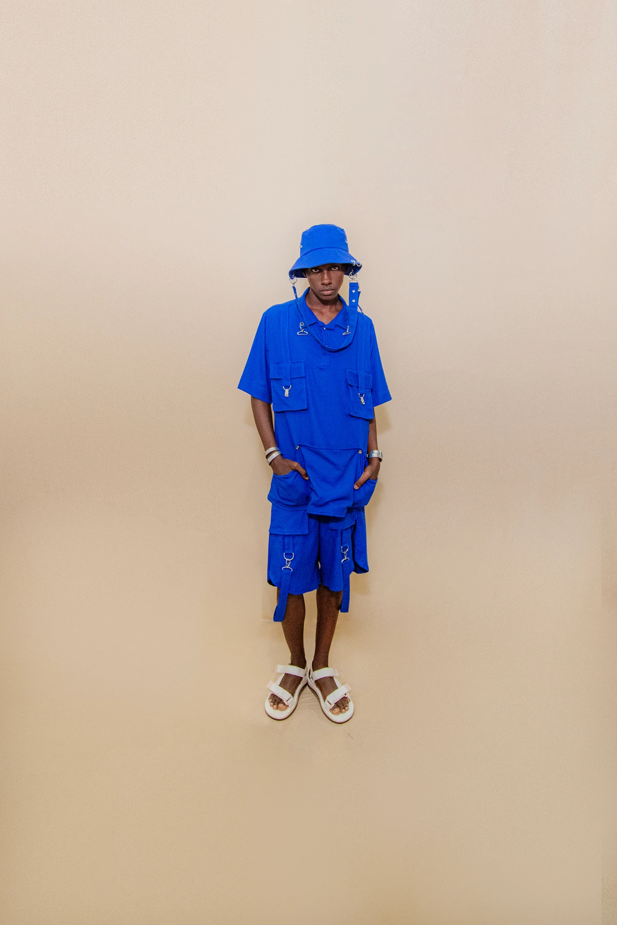 Look Lu Samarato (@lu_samarato). Acessórios: By Aninha (@byaninhamimoseacessorios). Calçado: Melissa (@clubemelissasalvadorshopping). Modelo: Marcelo Cardoso (@marcelocardosx) por Lucas Assis