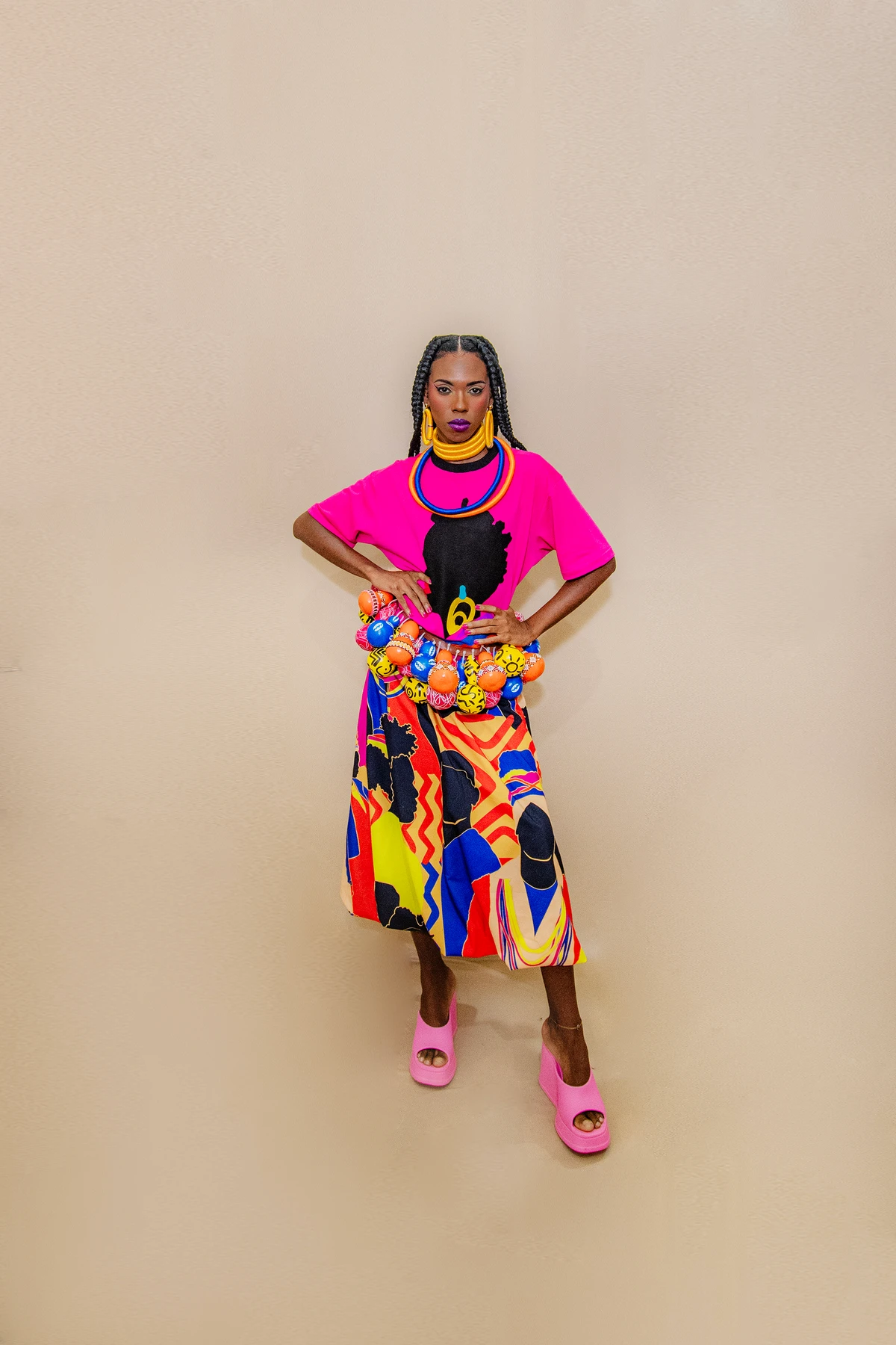 Look Fagner Bispo e Adriana Meira (@fagnerbispoo @adrianameiraatelier). Acessórios: TáBomPraVocê (@tabompravoce). Calçado: Melissa (@clubemelissasalvadorshopping). Modelo: Xaê França (@xaefranca). por Lucas Assis