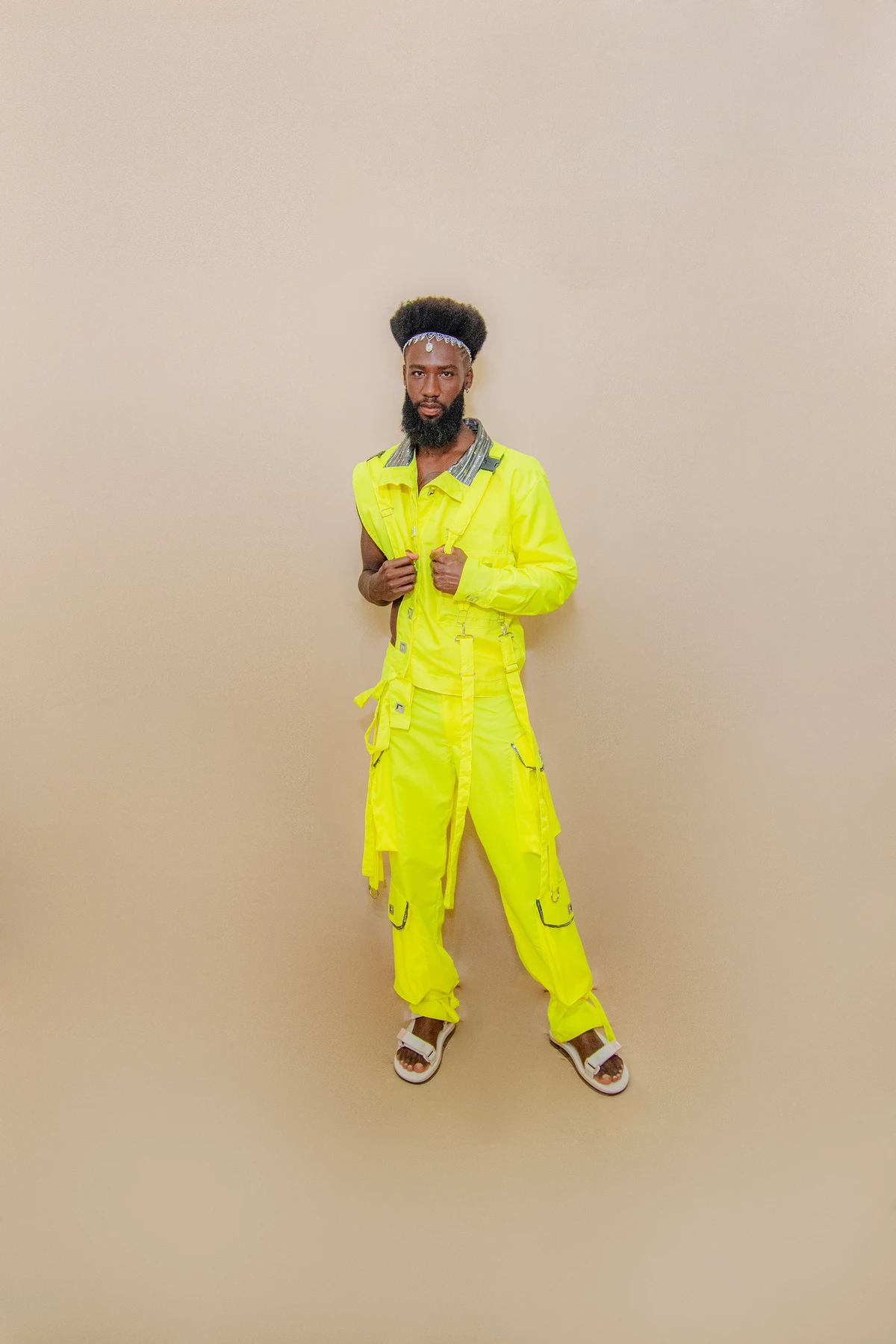 Look Black Atitude (@blackatitudeoficial). Acessórios: Fios de África (@fiosdeafrica). Calçado: Melissa (@clubemelissasalvadorshopping). Modelo: Orlando Henrique (@qualfoiafro) por Lucas Assis