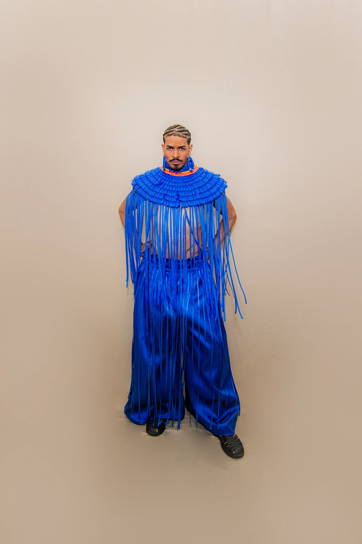 Look Mário Farias (@mariofariasmf). Acessório: Brinco TáBomPraVocê (@tabompravoce). Calçado: Melissa (@clubemelissasalvadorshopping). Modelo: Álefe Gileadi (@alefegileadi) por Lucas Assis