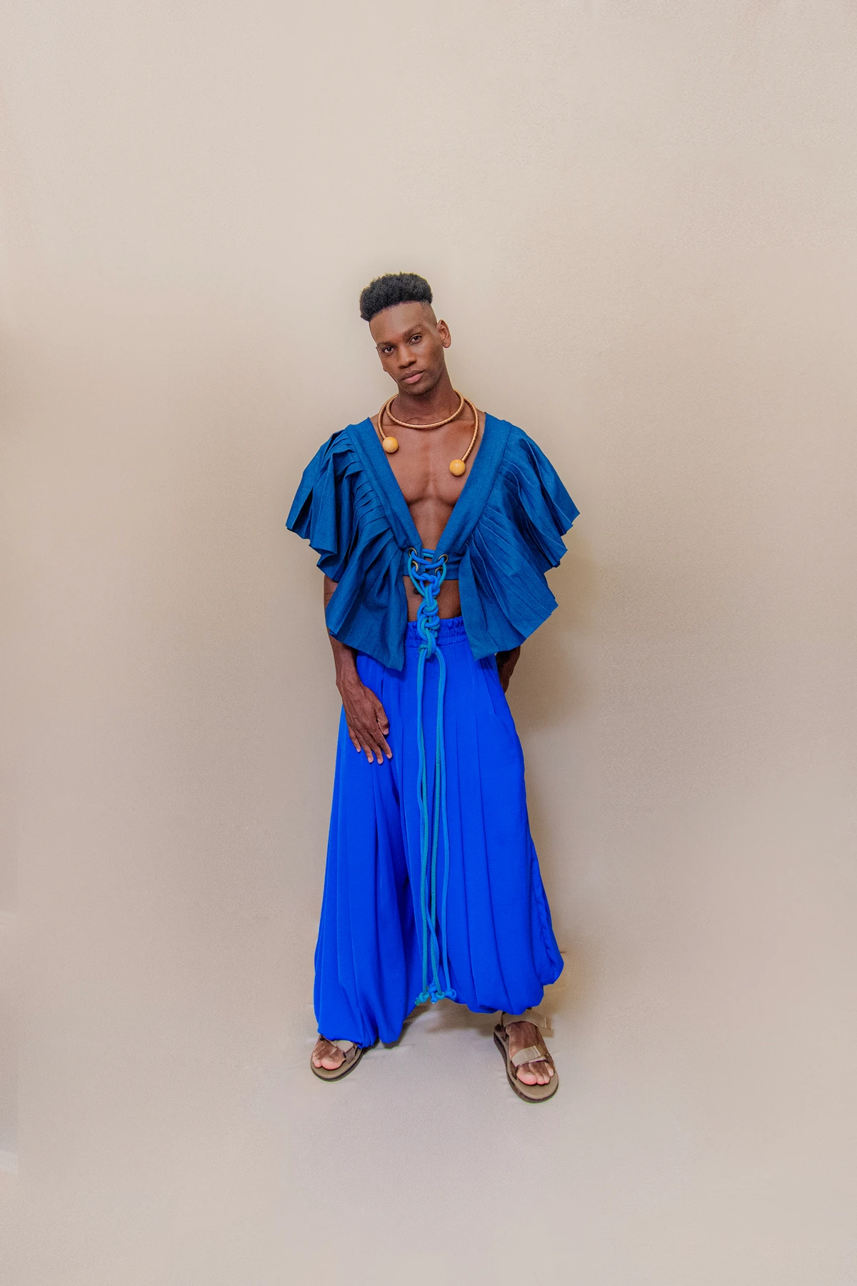 Look Mônica Anjos (@marcamonicaanjos). Acessórios: Colar Janaína Rodrigues (@jnarodrigues). Calçado: Melissa (@clubemelissasalvadorshopping). Modelo: Flávio Santana (@_flaviosanttana) por Lucas Assis