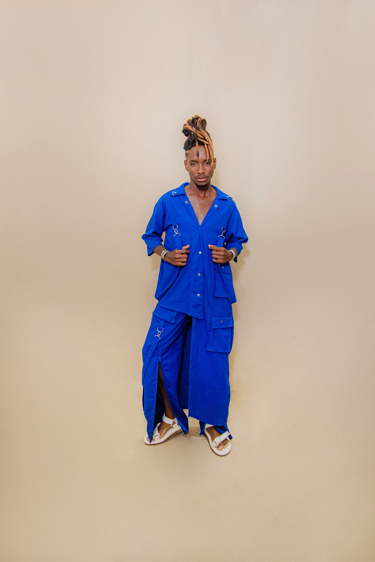 Look Lu Samarato (@lu_samarato). Acessórios: By Aninha (@byaninhamimoseacessorios). Calçado: Melissa (@clubemelissasalvadorshopping). Modelo: Ávine Pereira (@avineafro.model) por Lucas Assis