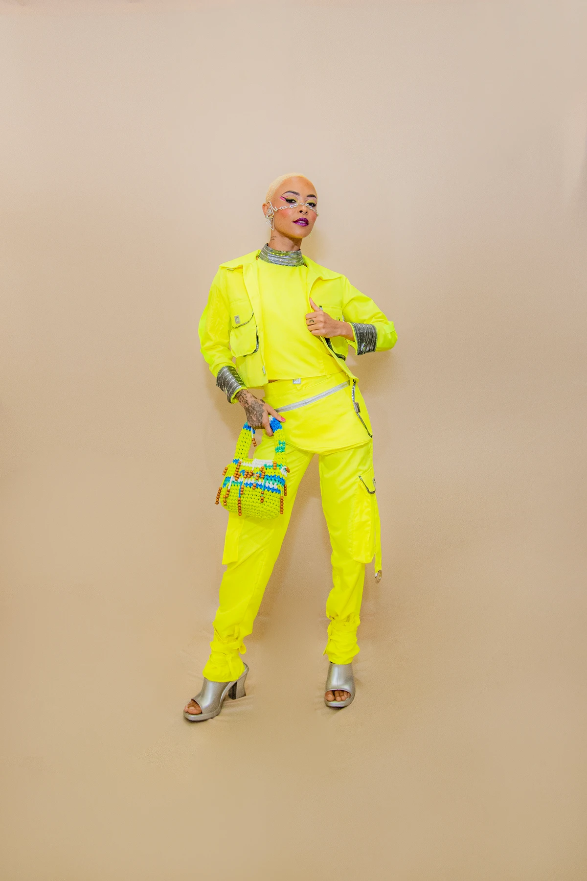 Look Black Atitude (@blackatitudeoficial). Acessórios: Brinco Fios de África (@fiosdeafrica) e bolsa Ânima Macramê (@anima.macrame). Calçado: Melissa (@clubemelissasalvadorshopping). Modelo: Dricca Bispo (@driccabispo) por Lucas Assis