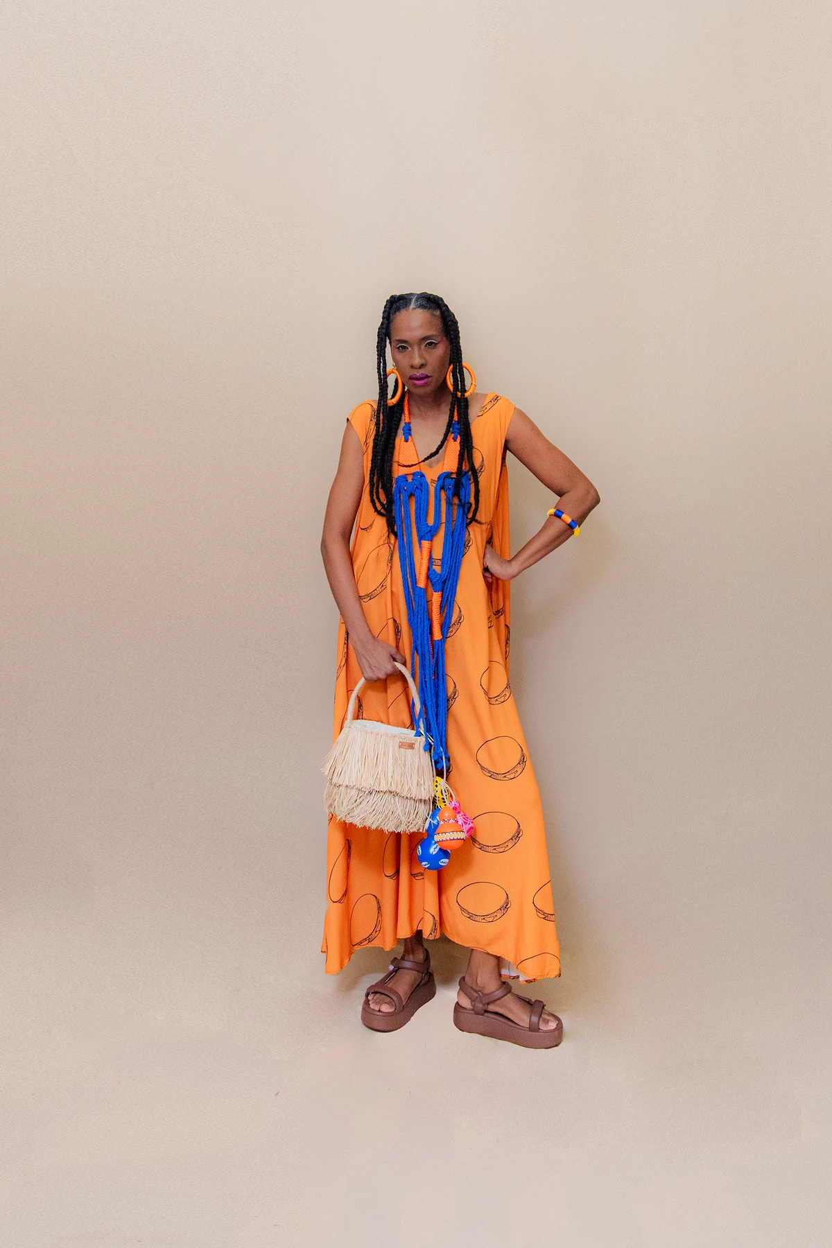 Look Balbina (@sejabalbina). Acessórios: Brinco e pulseira TáBomPraVocê (@tabompravoce). Colar Janaína Rodrigues (@jnarodrigues). Bolsa: Divino Ammor (@divinoammor). Calçado: Melissa (@clubemelissasalvadorshopping). Modelo: Fernanda Andrade (@fernandaandradens) por Lucas Assis