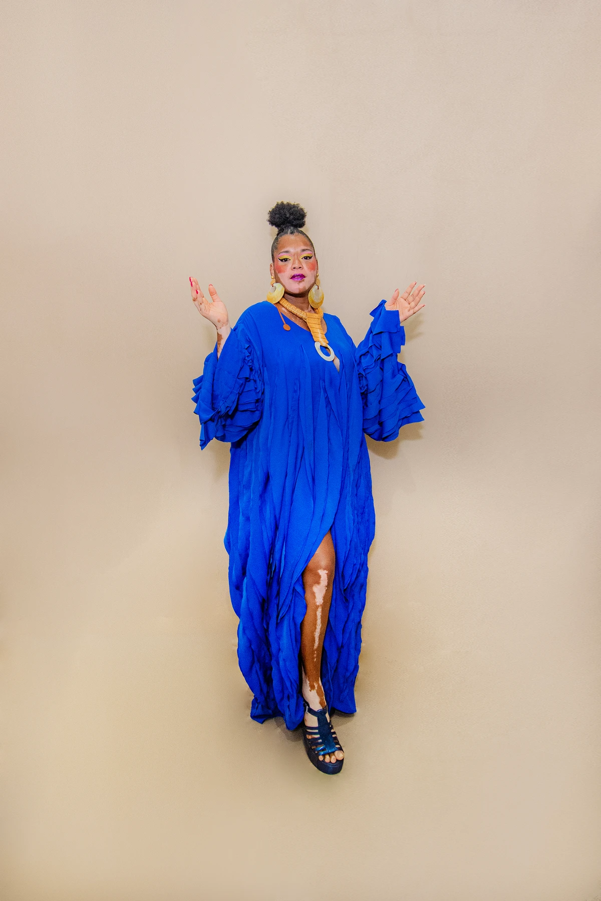 Look Mônica Anjos (@marcamonicaanjos). Acessórios: Colar e brinco Janaína Rodrigues (@jnarodrigues). Calçado: Melissa (@clubemelissasalvadorshopping). Modelo: Tâmara Batista (@tamarabatista00) por Lucas Assis