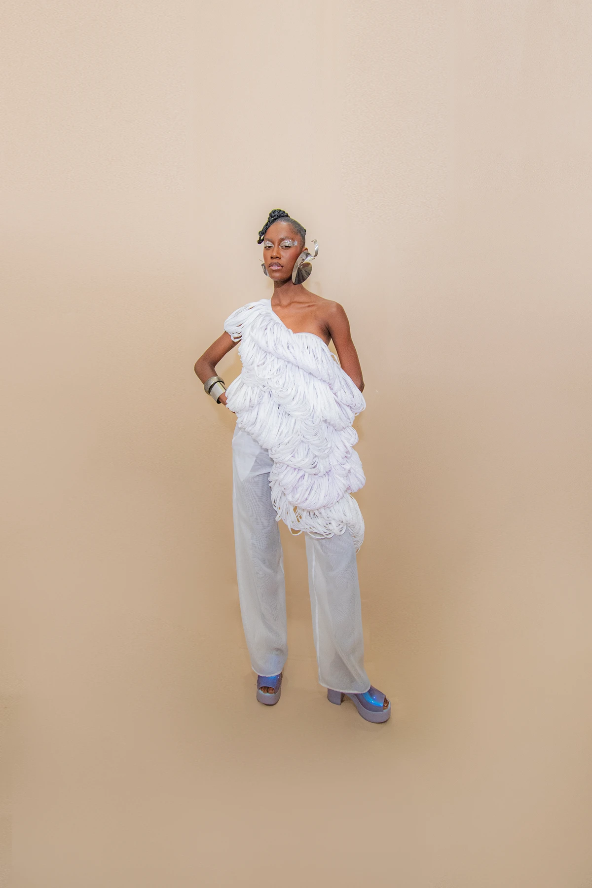 Look Costa Ribeiro (@atelie_costaribeiro). Acessórios: By Aninha (@byaninhamimoseacessorios). Calçado: Melissa (@clubemelissasalvadorshopping). Modelo: Luane Santana (@luane.santana1)
 por Lucas Assis