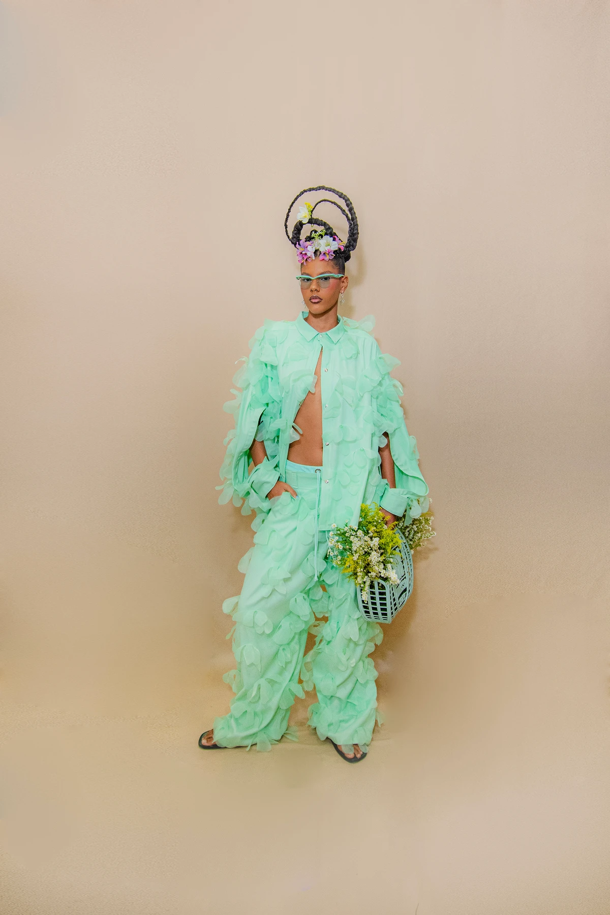 Look Filipe Dias (@filipetowear). Calçado e bolsa: Melissa (@clubemelissasalvadorshopping). Modelo: Luiza Helena (@lluholiveira_) por Lucas Assis