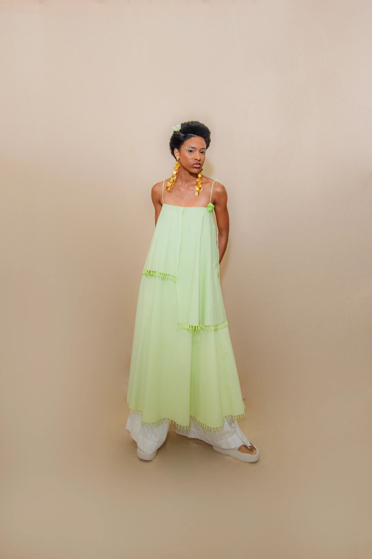 Look Inttuí (@inttui__). Acessórios: By Aninha (@byaninhamimoseacessorios). Calçado: Melissa (@clubemelissasalvadorshopping). Modelo: Nathaly Kely (@nathalykely por Lucas Assis