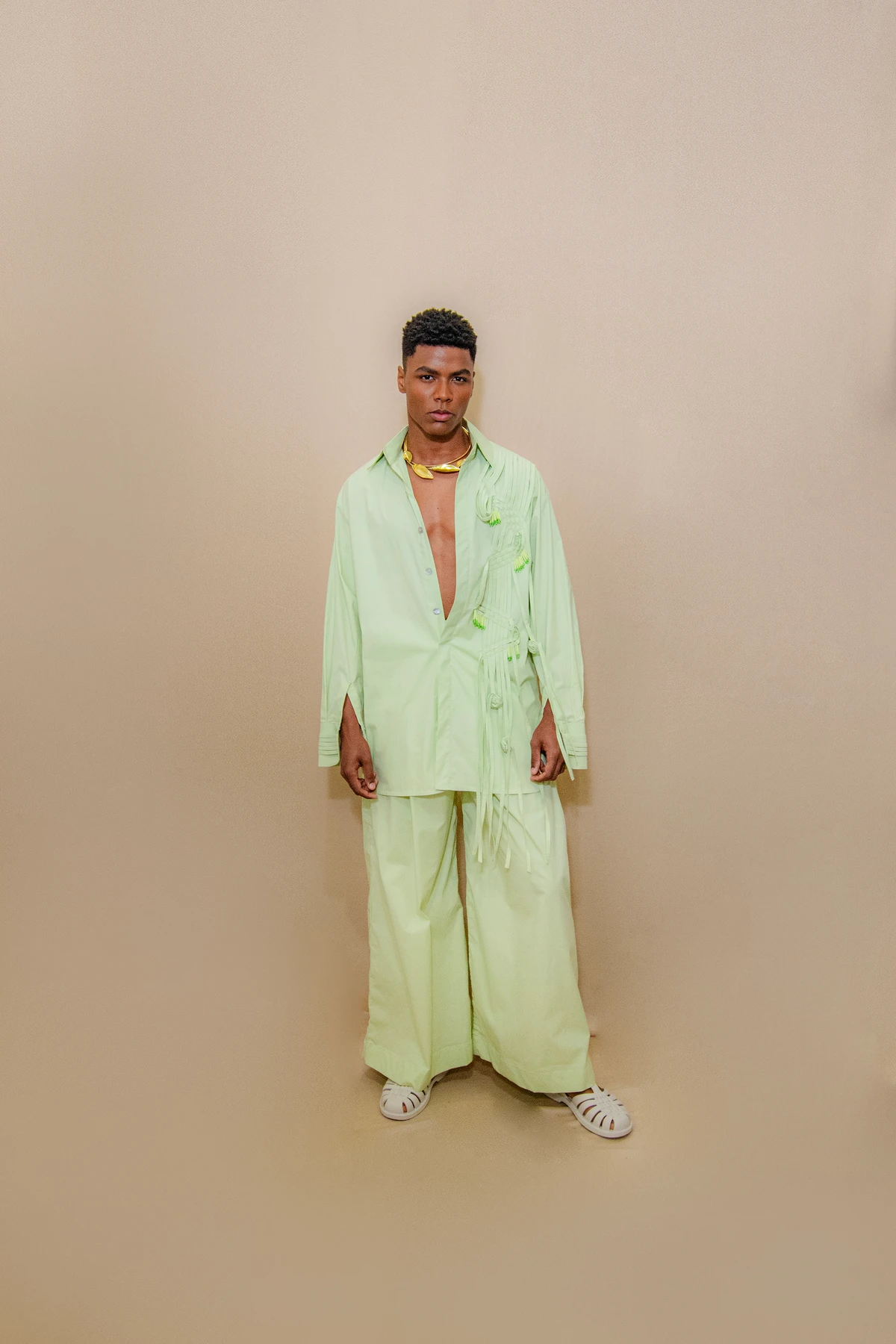 Look Inttuí (@inttui__). Acessórios: By Aninha (@byaninhamimoseacessorios). Calçado: Melissa (@clubemelissasalvadorshopping). Modelo: Emanoel Santos (@emanoelfreytas) por Lucas Assis