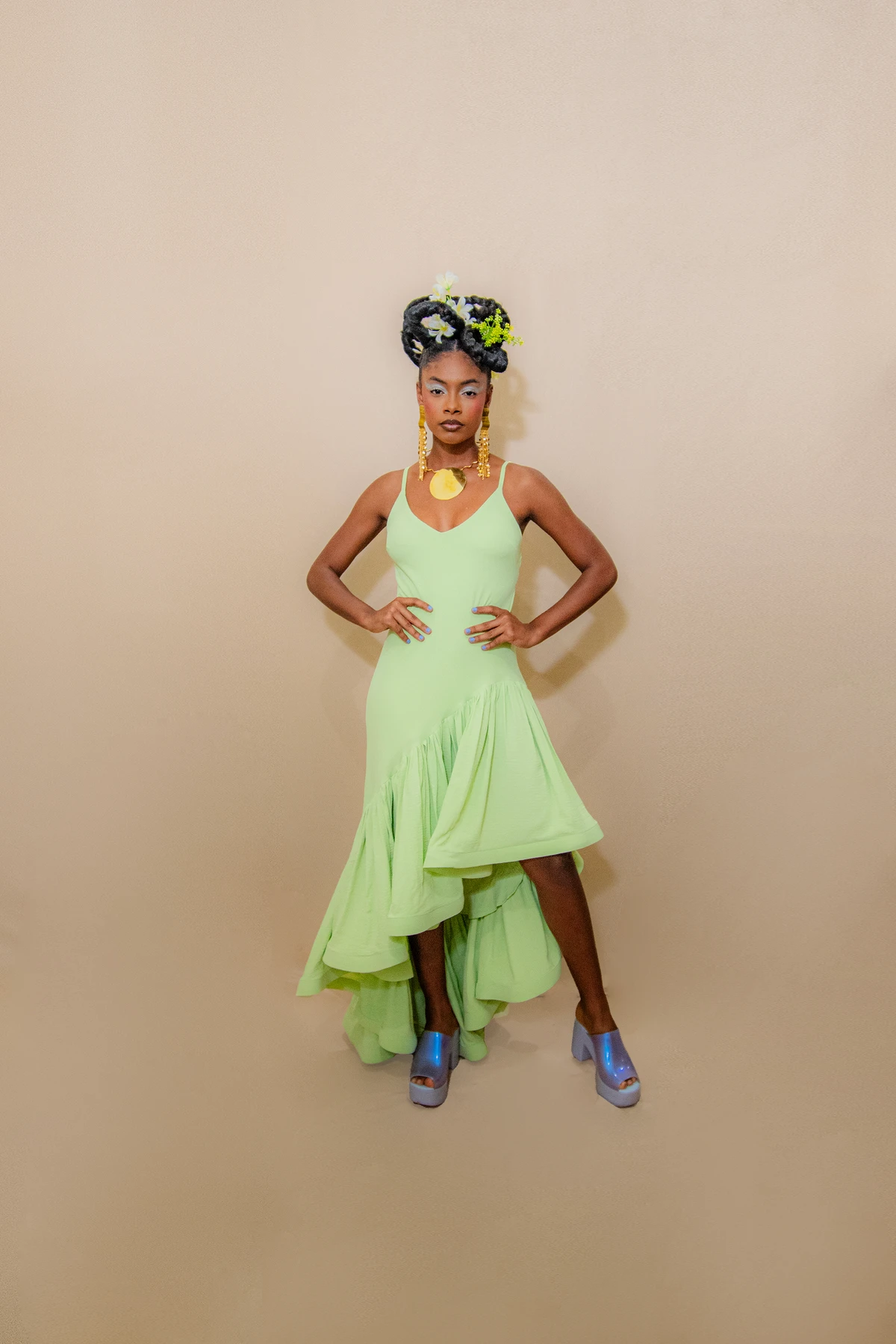 Look Afro FashiLook Sillas Filgueira (@sillasfilgueirabrand). Acessórios: By Aninha (@byaninhamimoseacessorios). Calçado: Melissa (@clubemelissasalvadorshopping). Modelo: Kaylane Santos (@kaylanesantos._) por Lucas Assis