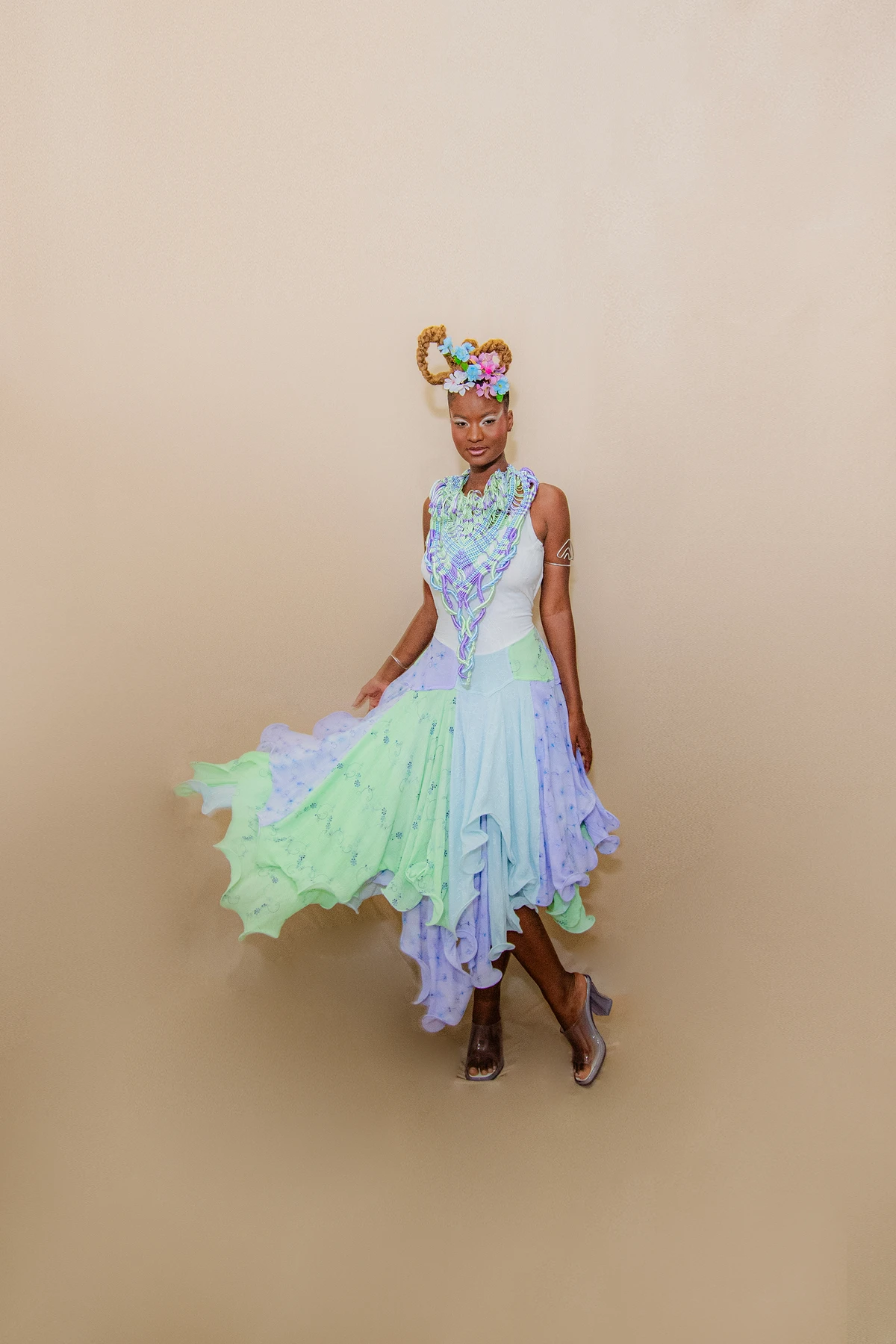 Look Nós Macramê (@nos.macrame.design). Acessórios: Fios de África (@fiosdeafrica). Calçado: Melissa (@clubemelissasalvadorshopping). Modelo: Tailane Pinto (@taiisilvaof) por Lucas Assis