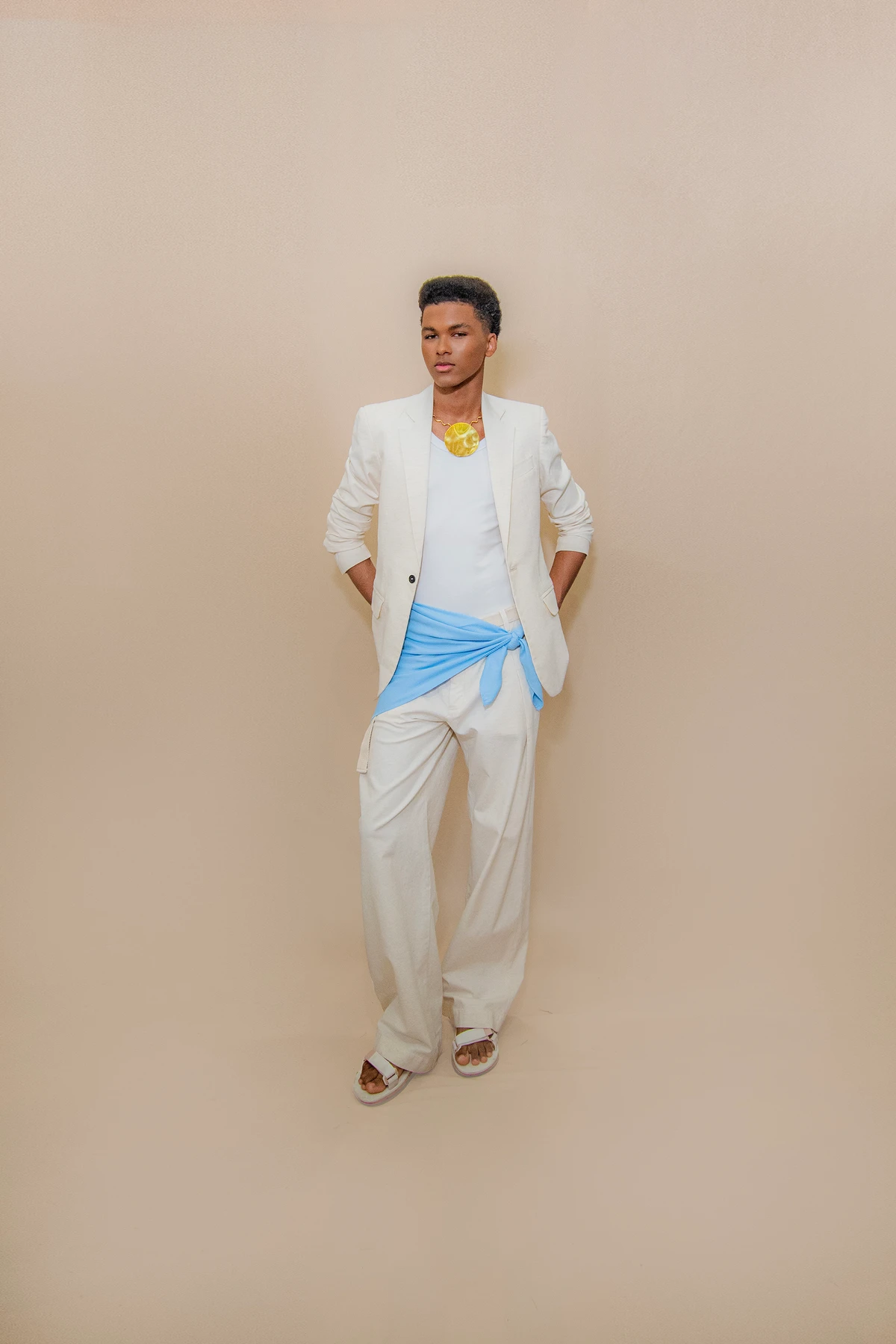 Look Gefferson Vila Nova (@geffersonvilanovalabel). Acessórios: By Aninha (@byaninhamimoseacessorios). Calçado: Melissa (@clubemelissasalvadorshopping). Modelo: Ian Cerqueira (@iancerqueiraa) por Lucas Assis