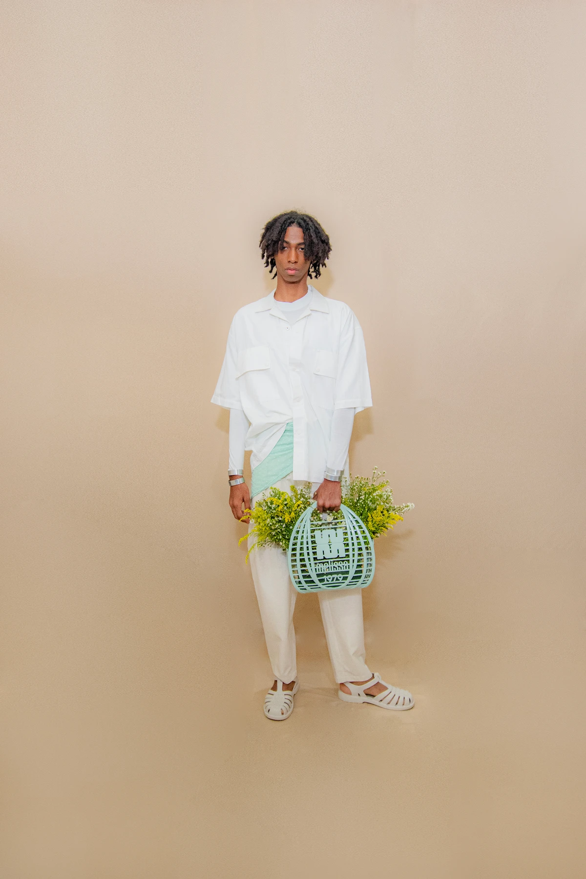 Look Gefferson Vila Nova (@geffersonvilanovalabel). Acessórios: By Aninha (@byaninhamimoseacessorios). Calçado e bolsa: Melissa (@clubemelissasalvadorshopping). Modelo: João Victor (@astroazevedo) por Lucas Assis