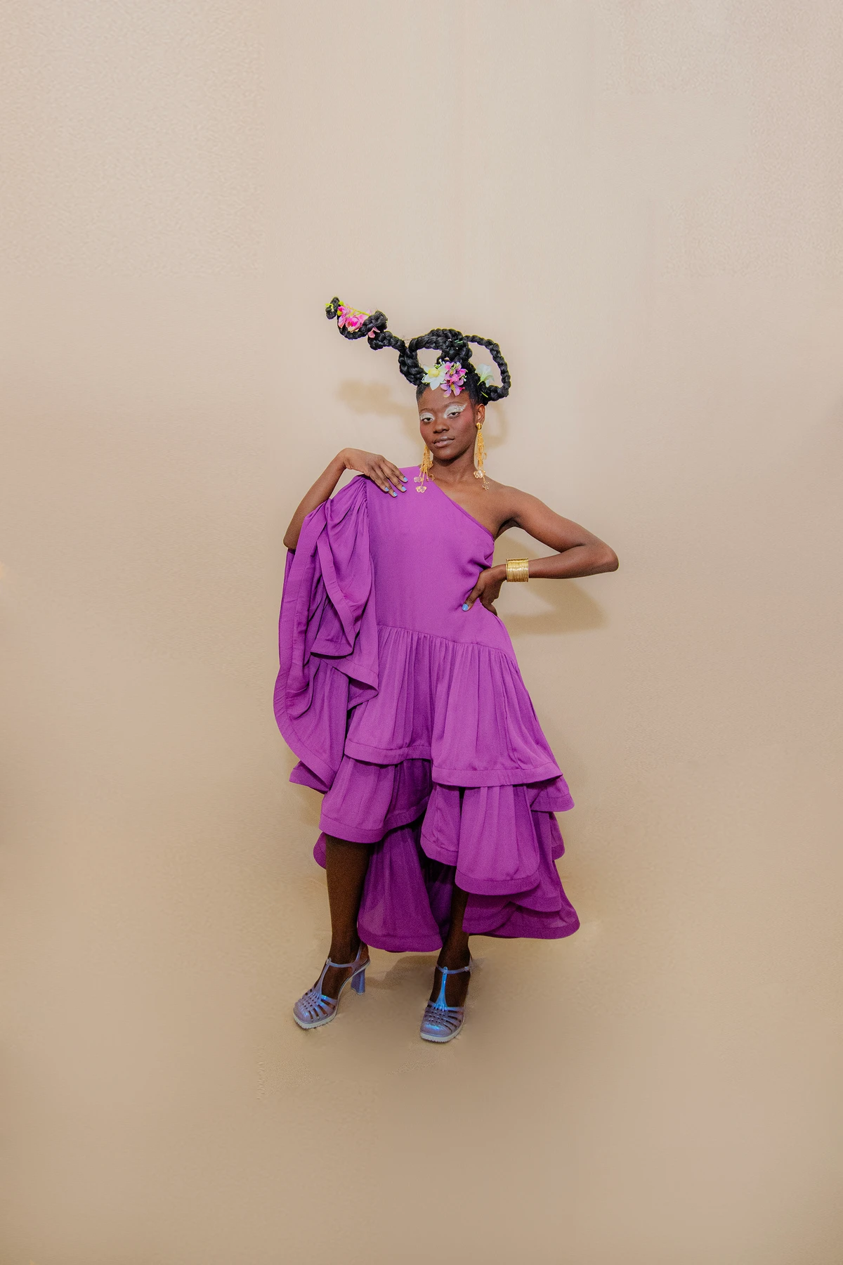 Look Sillas Filgueira (@sillasfilgueirabrand). Acessórios: By Aninha (@byaninhamimoseacessorios). Calçado: Melissa (@clubemelissasalvadorshopping). Modelo: Kaliane dos Santos (@kalianxx) por Lucas Assis