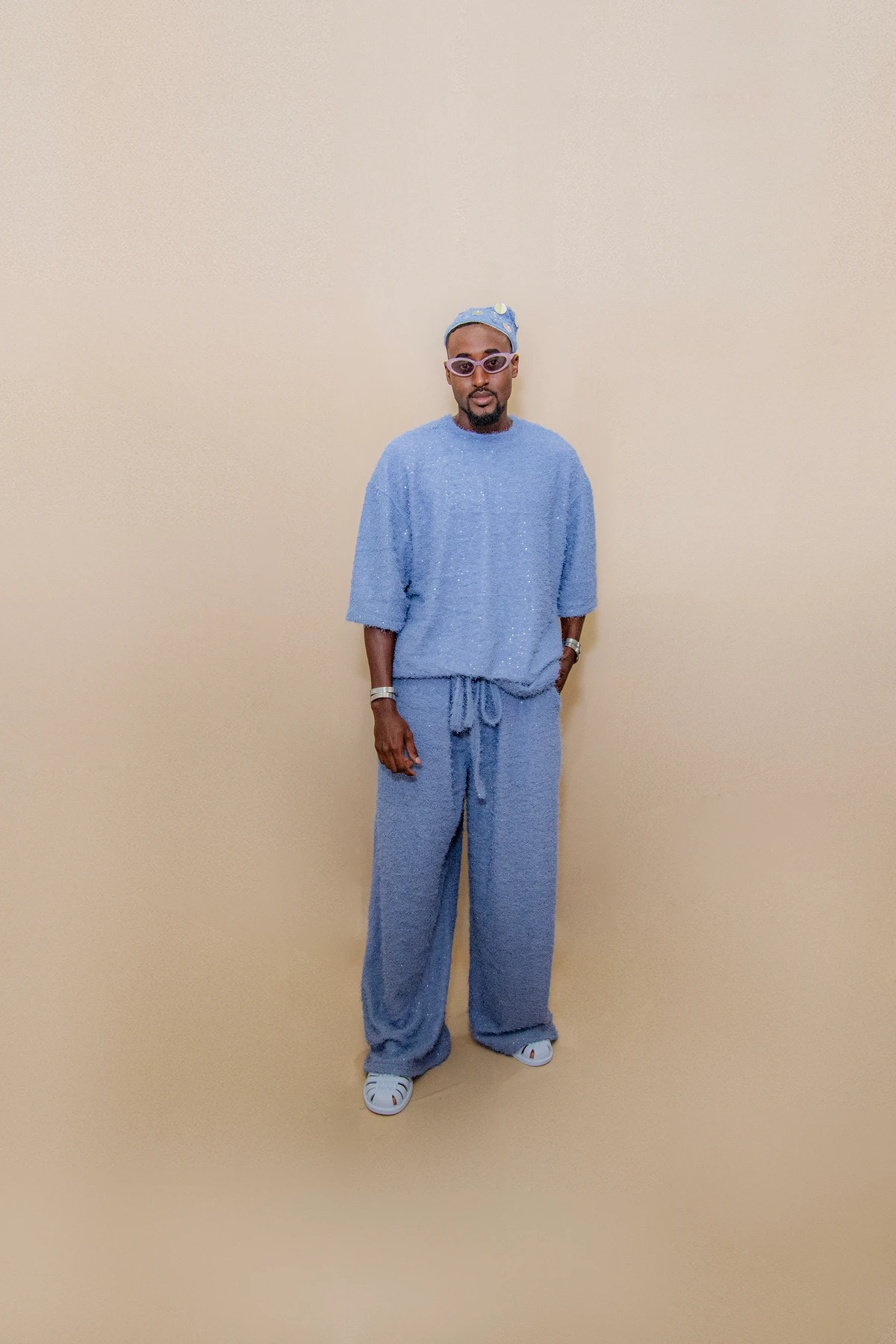 Look Filipe Dias (@filipetowear). Acessórios: By Aninha (@byaninhamimoseacessorios). Calçado: Melissa (@clubemelissasalvadorshopping). Modelo: Ifeoluwa Joshua Adekanye (@prince_adekanye) por Lucas Assis