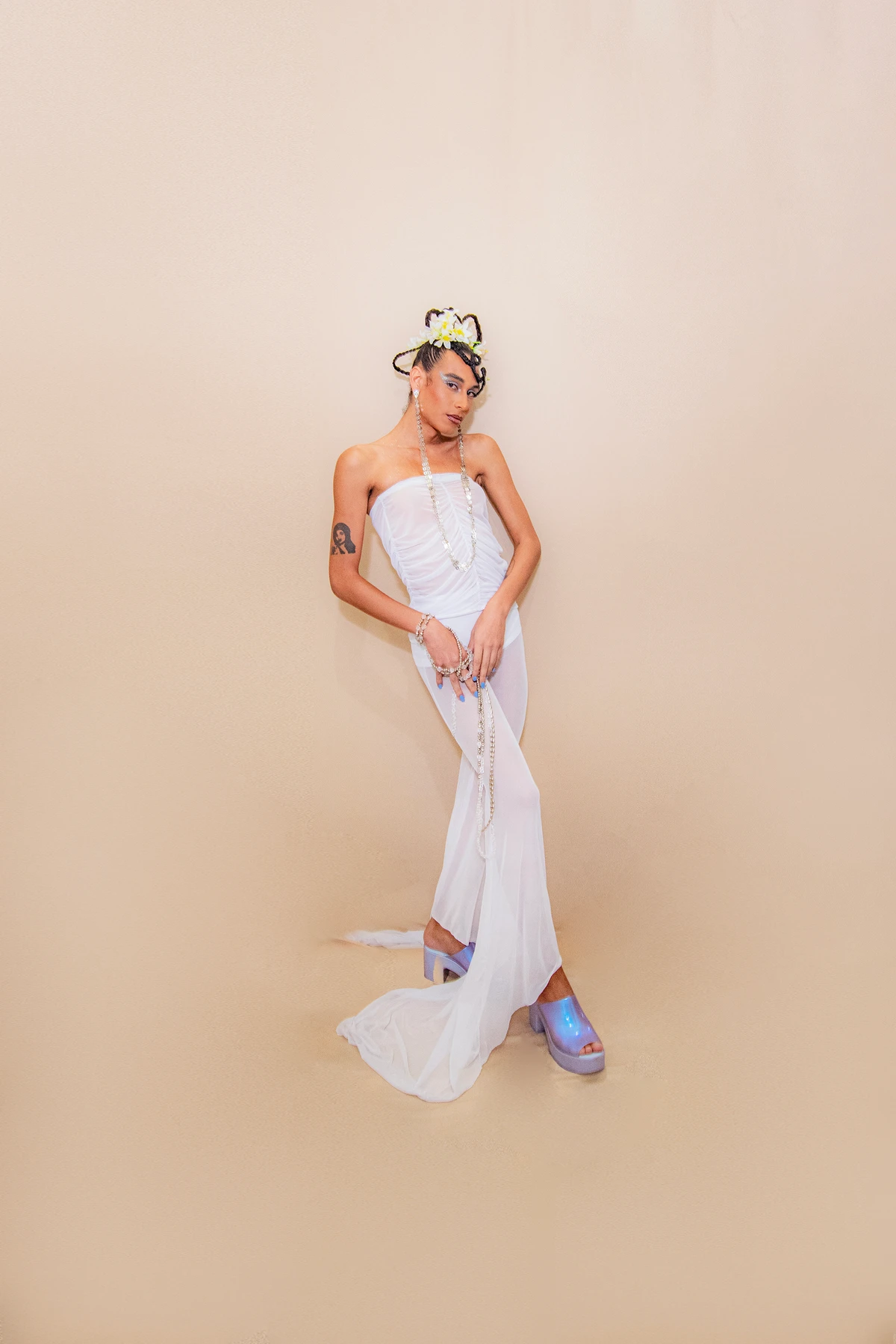 Look Atauan (@bixacostura). Acessórios: By Aninha (@byaninhamimoseacessorios). Modelo: Lux Oliveira (@alindalux) por Lucas Assis