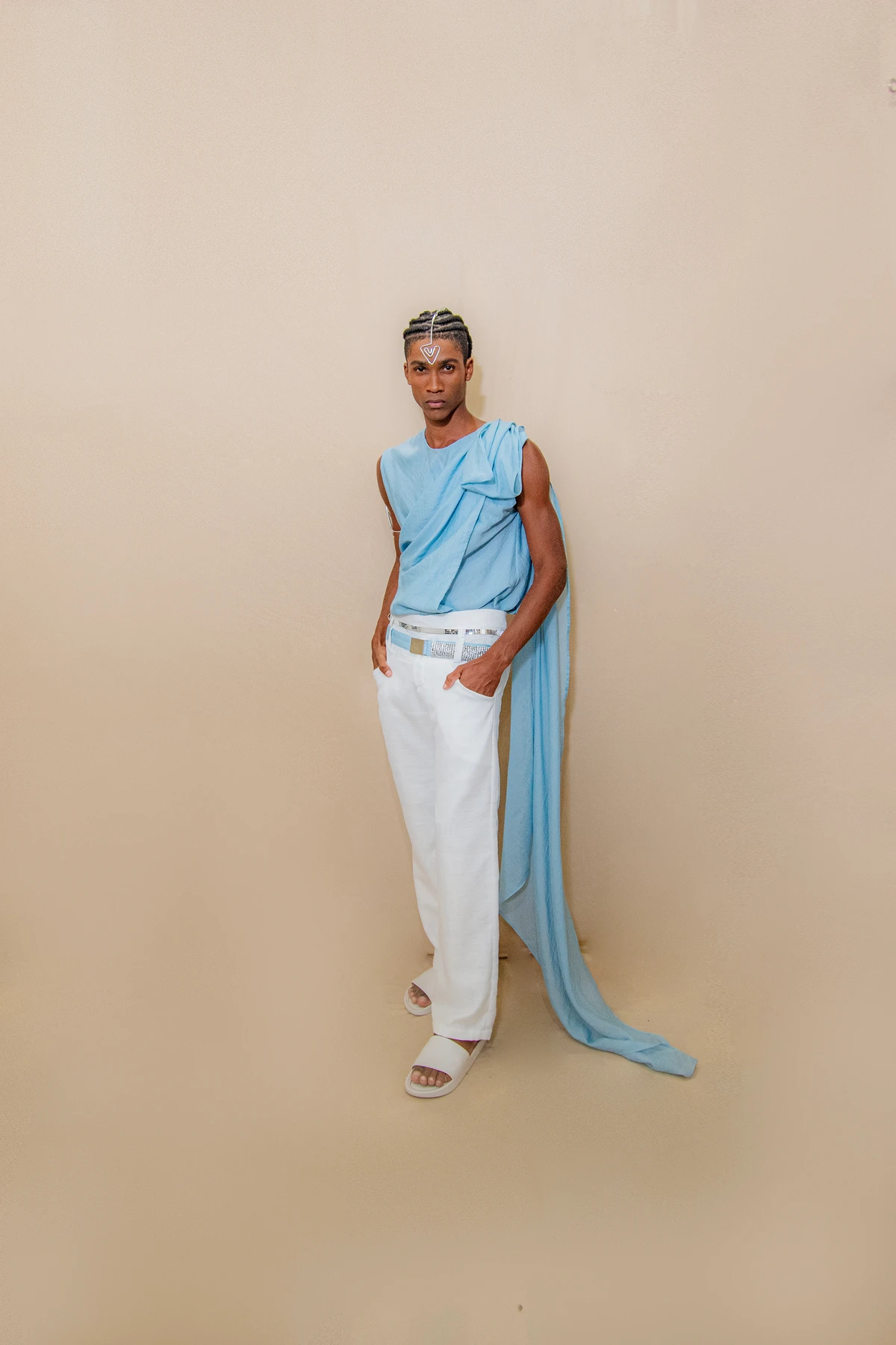 Look Costa Ribeiro (@atelie_costaribeiro). Acessórios: Fios de África (@fiosdeafrica). Calçado: Melissa (@clubemelissasalvadorshopping). Modelo: Rafael Oliveira (@orafa_oficial) por Lucas Assis