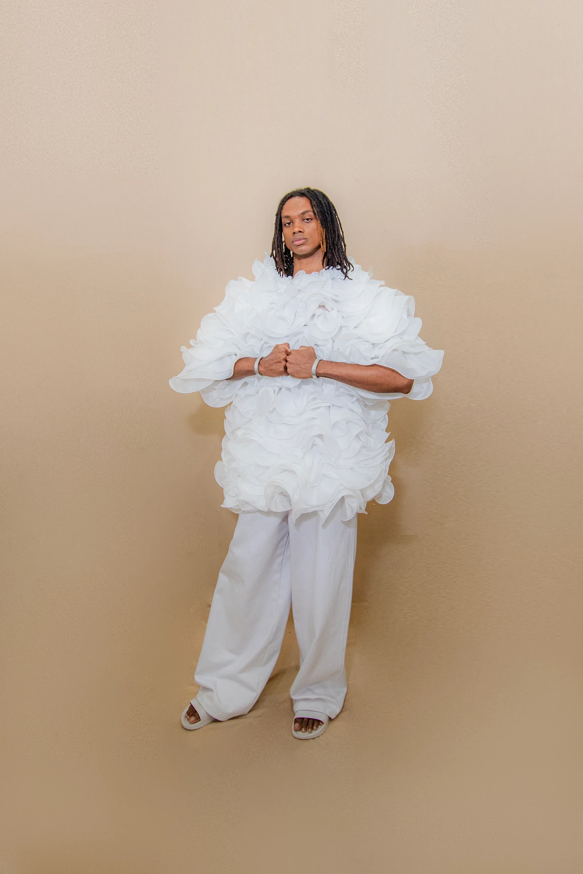 Look Filipe Dias (@filipetowear). Acessórios: By Aninha (@byaninhamimoseacessorios). Calçado: Melissa (@clubemelissasalvadorshopping). Modelo: Augusto Telles (@telles_olvr) por Lucas Assis