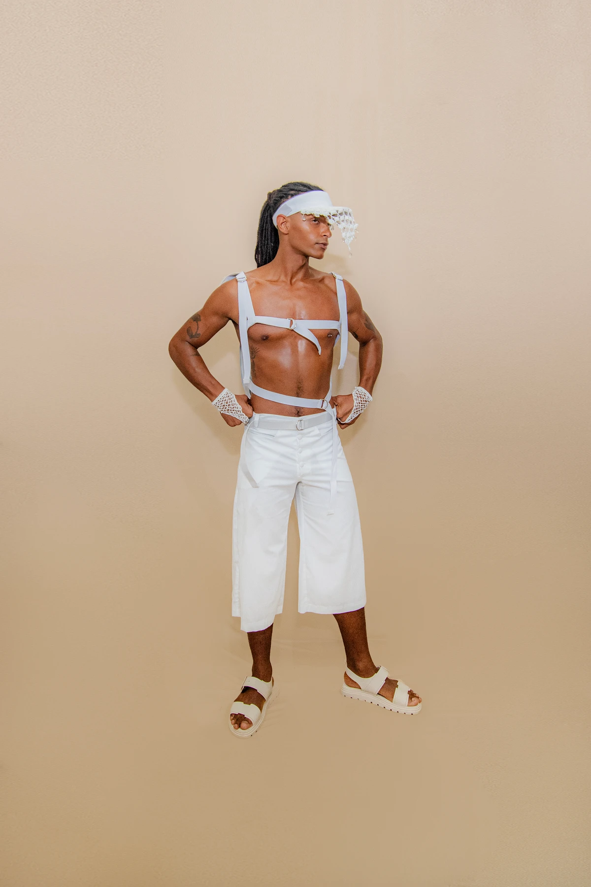 Look Silverino Ojú (@silverino_oju). Calçado: Melissa (@clubemelissasalvadorshopping). Modelo: Felipe Vicente (@lipecruzz_) por Lucas Assis