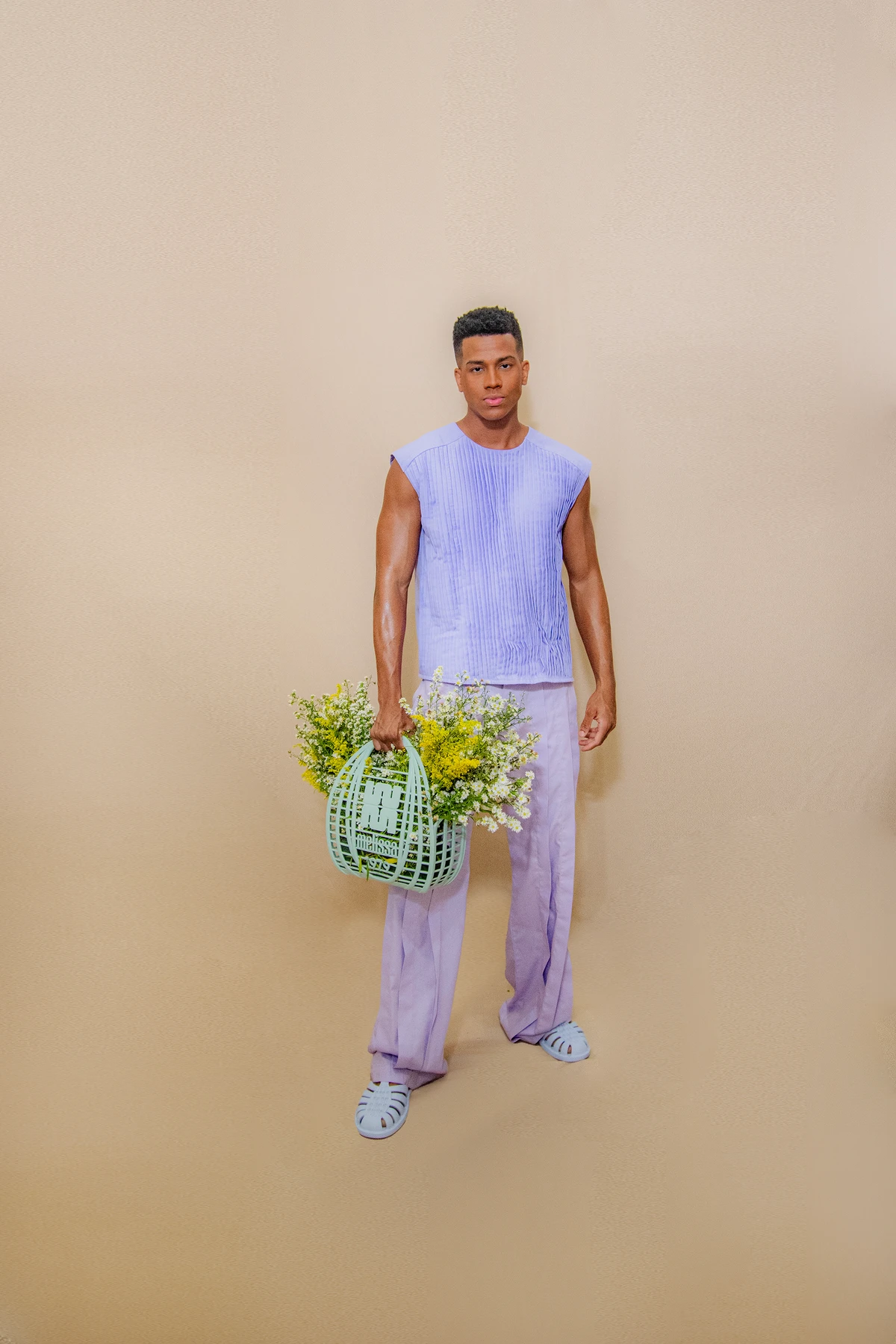 Look Deco Sodré (@decosodre). Calçado e bolsa: Melissa (@clubemelissasalvadorshopping). Modelo: Cawan Victor (@cawan_santos1) por Lucas Assis