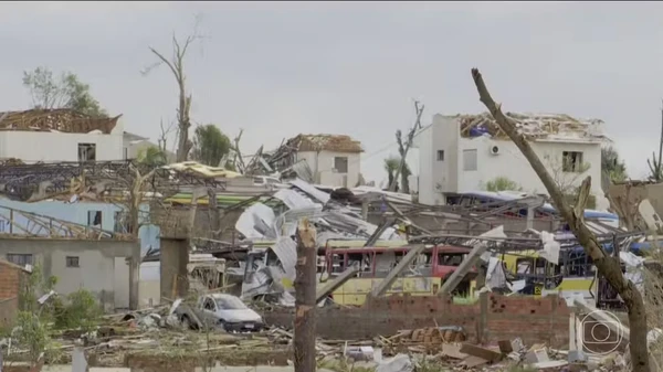 Tornado destruiu cidade